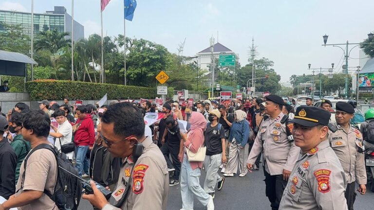 Demo Depan BBC Indonesia, Menuntut Pers Bekerja Profesional